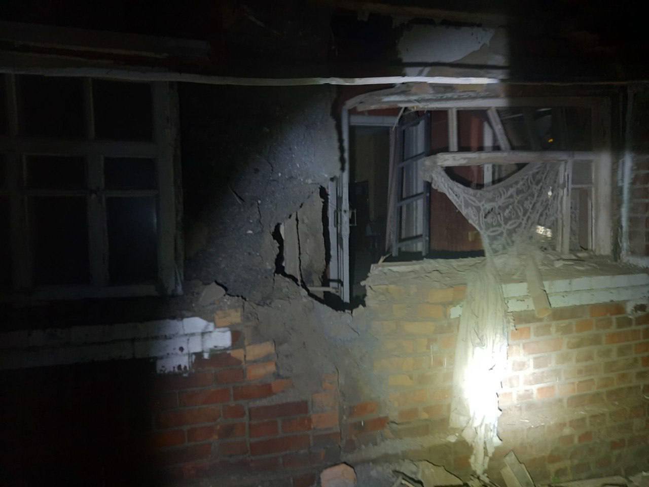 Стену дома пробил российский снаряд