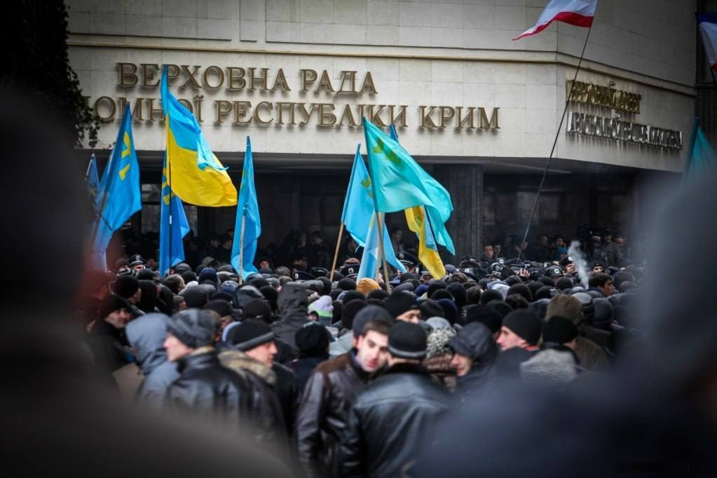 Митинг жителей АР Крым под местным парламентом. 26 февраля 2014 года