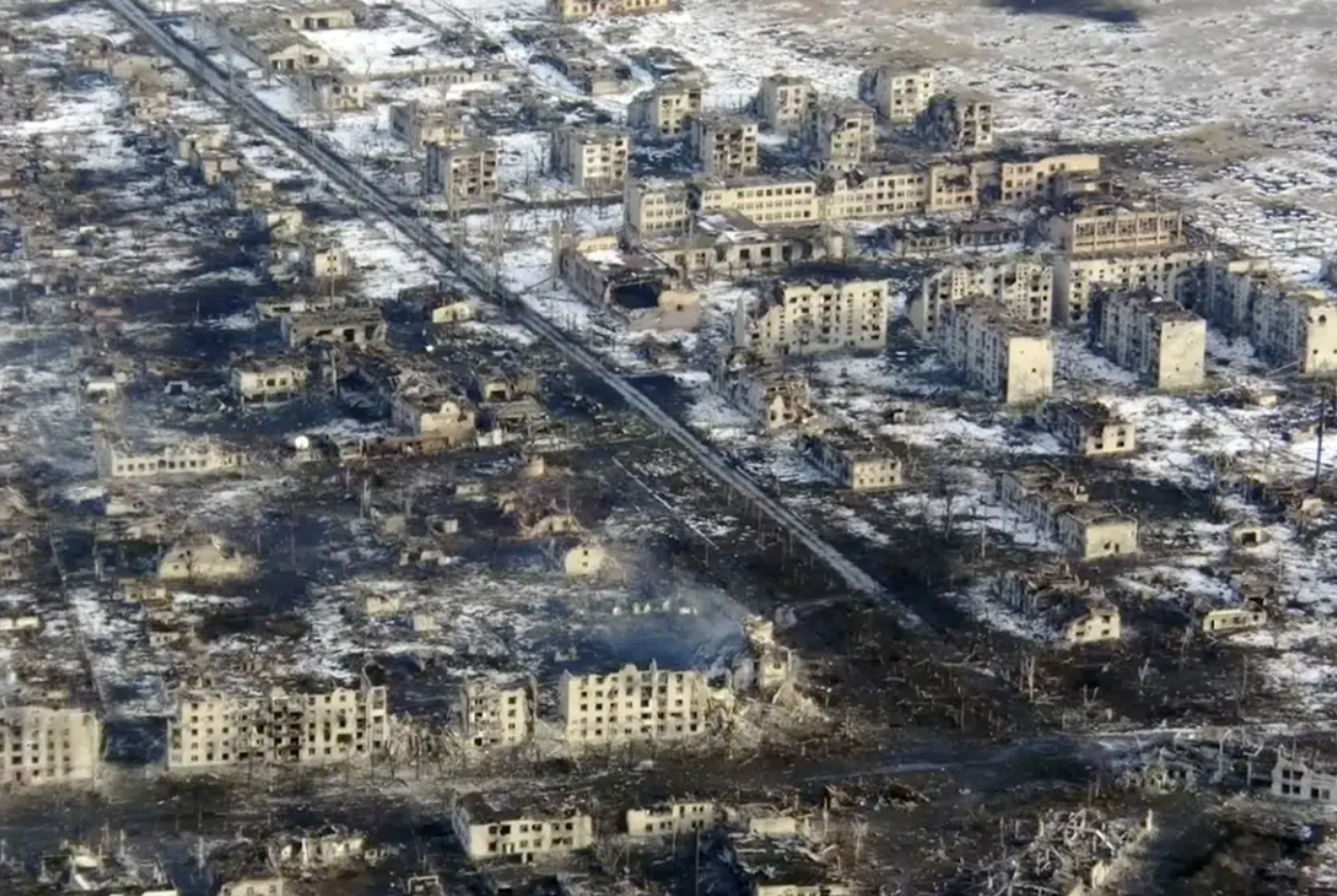 Мертвая пустошь: AP показала уничтоженную оккупантами Марьинку на видео с дрона