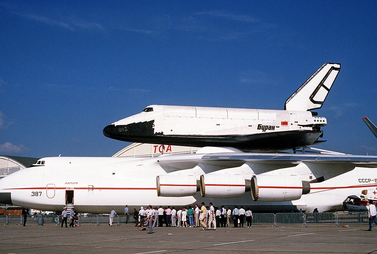 У мережі показали, який вигляд мав Ан-225 "Мрія" в Гостомелі після прильоту з авіасалону в Ле-Бурже в 1989 році. Унікальне фото