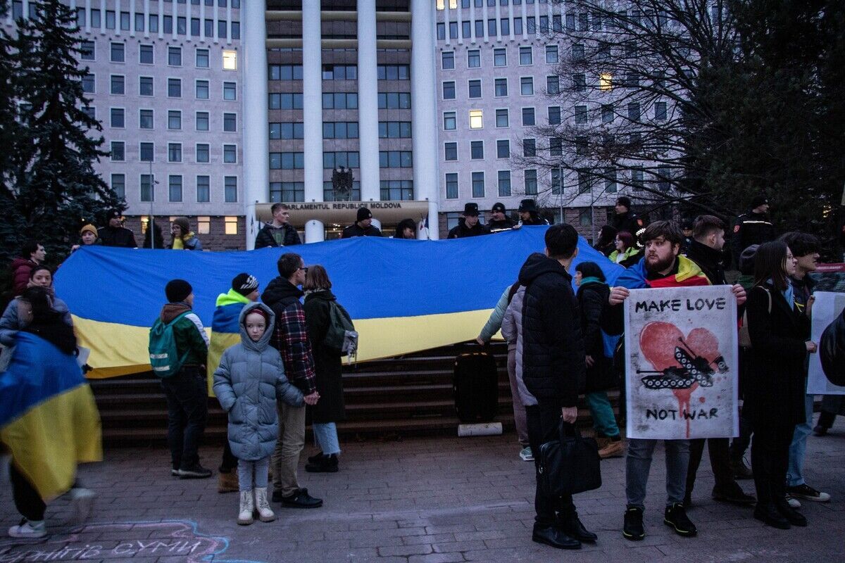 "Світло переможе темряву": у Молдові активісти "повісили" Путіна. Фото 