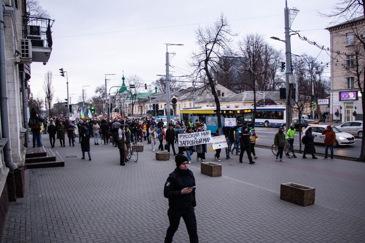 "Світло переможе темряву": у Молдові активісти "повісили" Путіна. Фото 