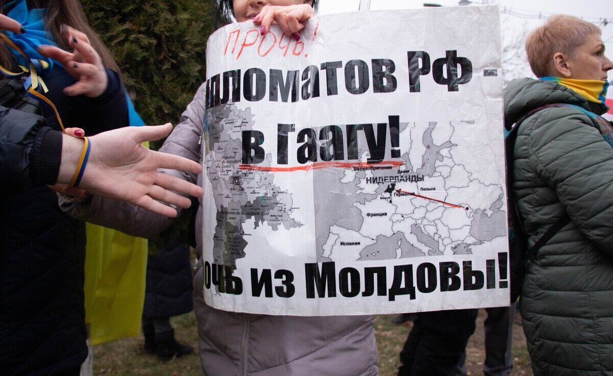 "Свет победит тьму": в Молдове активисты "повесили" Путина. Фото