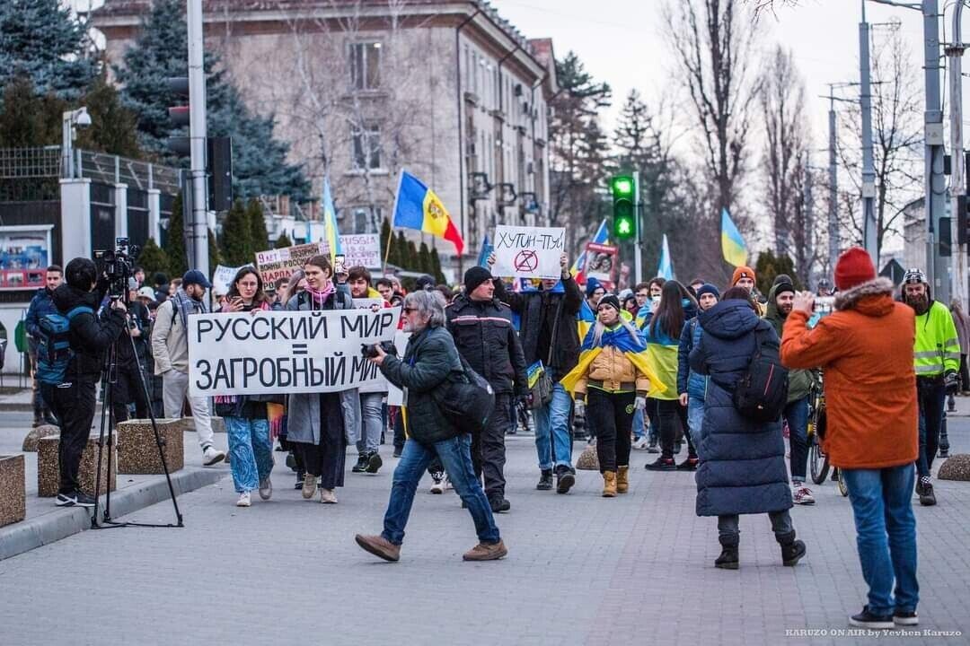 "Свет победит тьму": в Молдове активисты "повесили" Путина. Фото