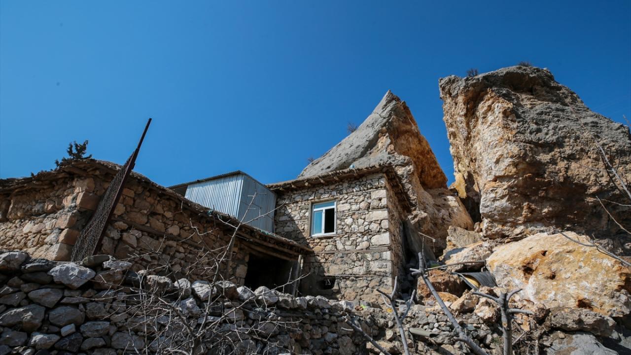 У Туреччині внаслідок землетрусів величезна частина скелі врізалася в будинок і розкололася: моторошні наслідки показали на відео