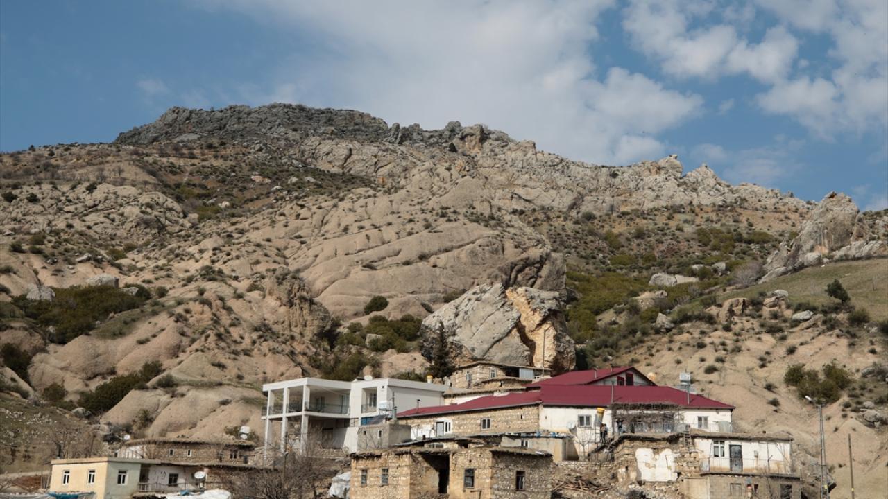 В Турции в результате землетрясений огромная часть скалы врезалась в дом и раскололась: жуткие последствия показали на видео