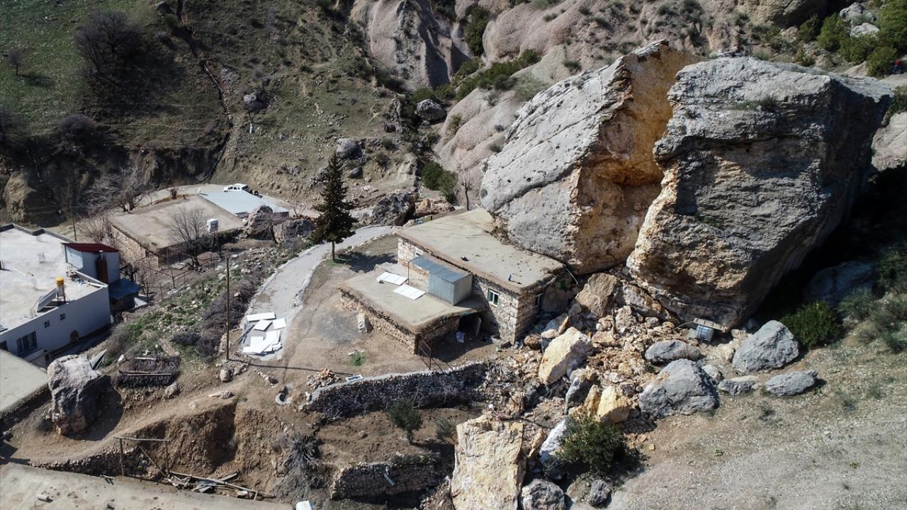 В Турции в результате землетрясений огромная часть скалы врезалась в дом и раскололась: жуткие последствия показали на видео