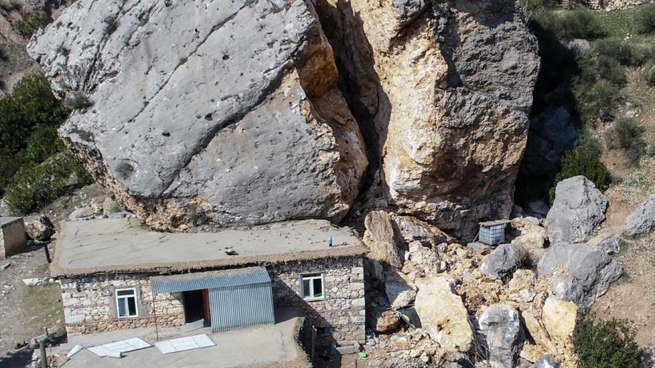 У Туреччині внаслідок землетрусів величезна частина скелі врізалася в будинок і розкололася: моторошні наслідки показали на відео