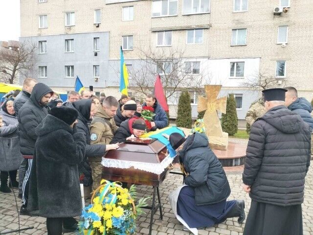 Лише встиг потримати новонародженого сина на руках: на Волині попрощалися з двома загиблими молодими Героями. Фото