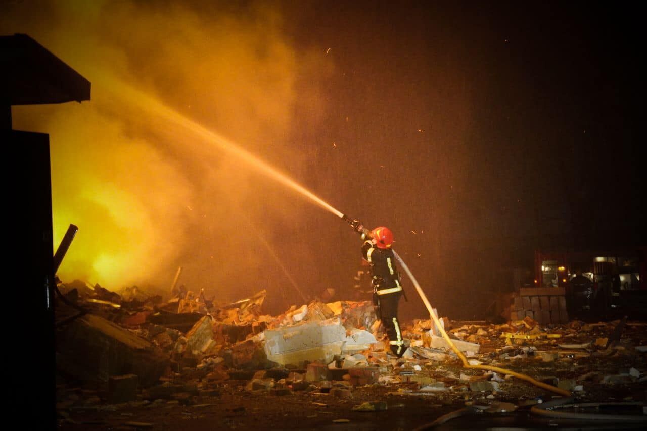 У Хмельницькому пролунали три вибухи під час повітряної тривоги: почалася пожежа