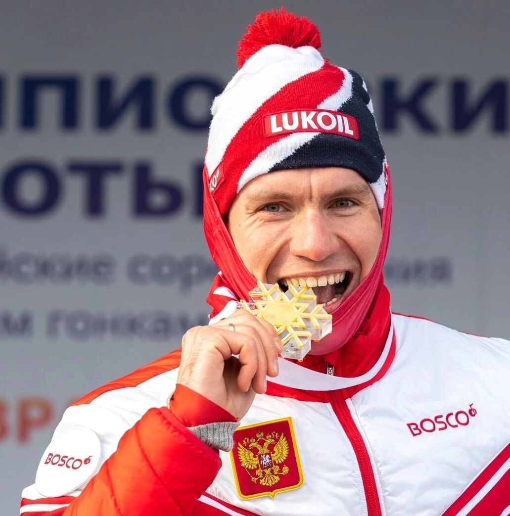 Звезда российского спорта потерял флаг РФ и финишировал с палкой. Видео позора