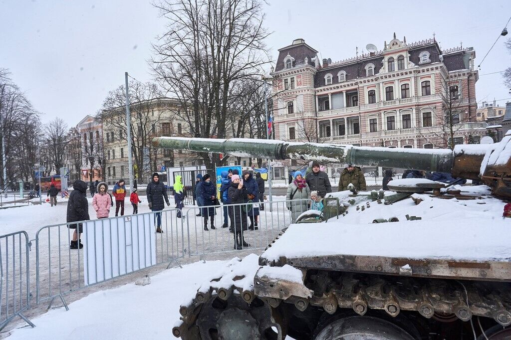 У Латвії відкрили виставку підбитих в Україні російських танків у "знаковий" момент. Фото