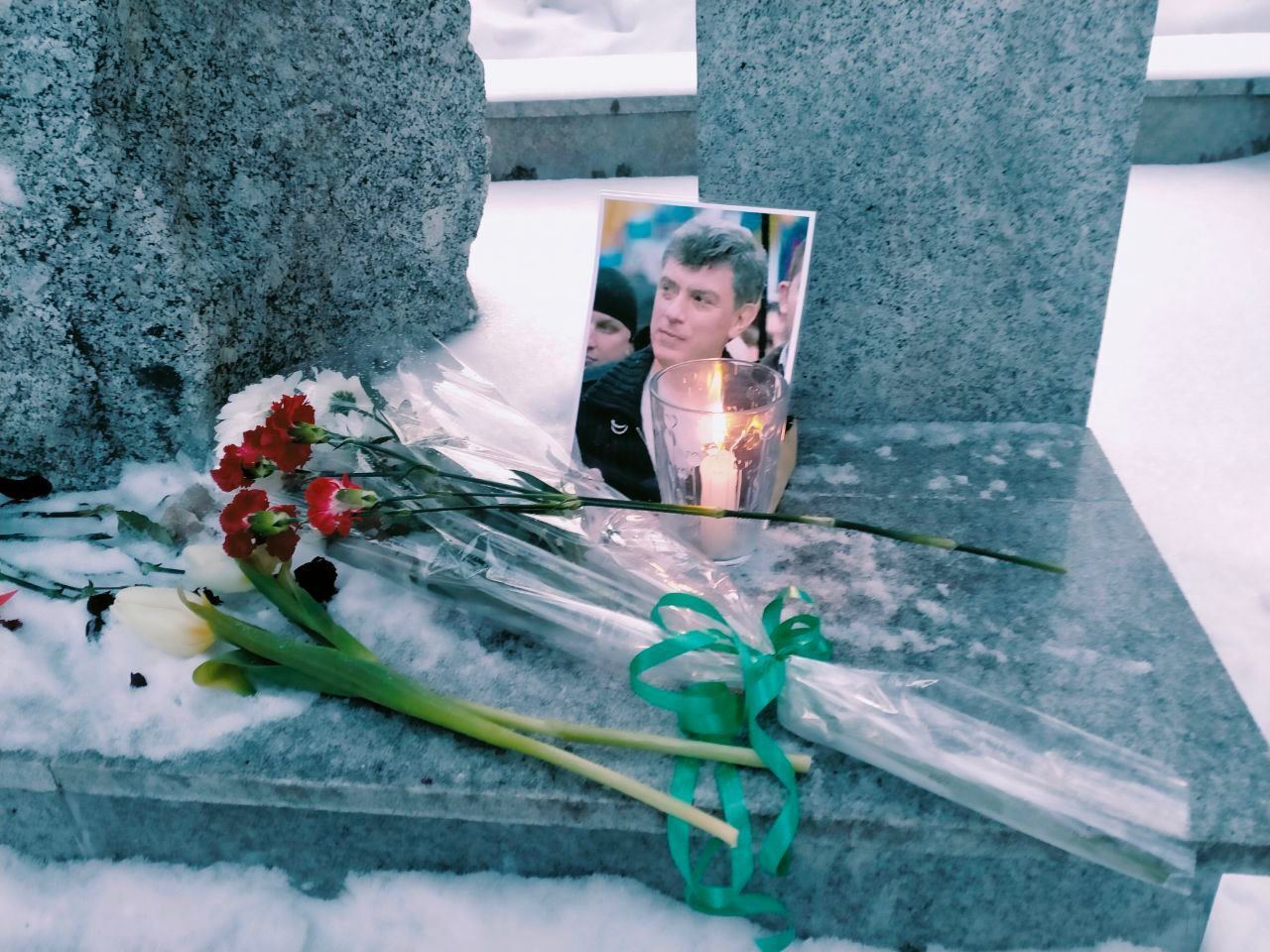 В городах РФ прошли акции памяти Бориса Немцова, убитого 8 лет назад. Фото и видео