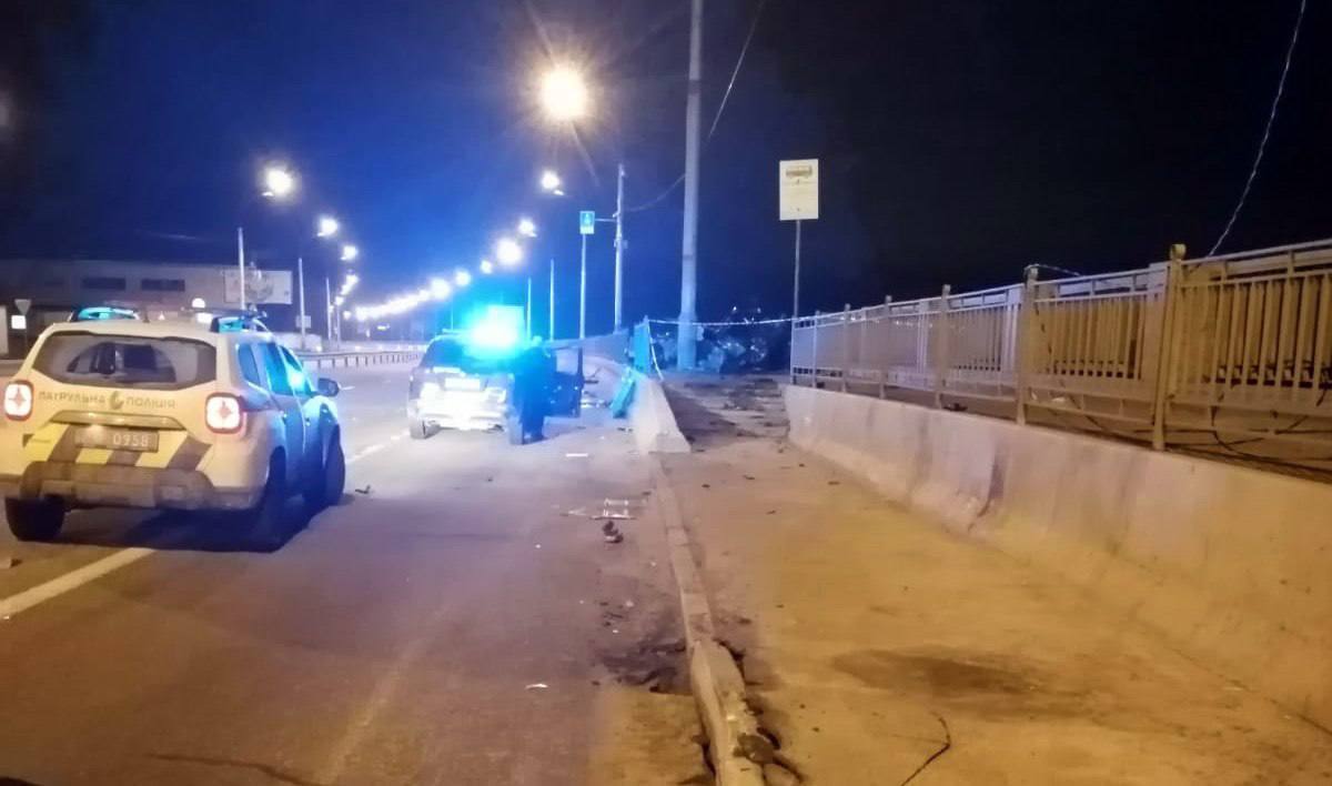У Києві сталася серйозна ДТП, авто викинуло за відбійник: відомо подробиці