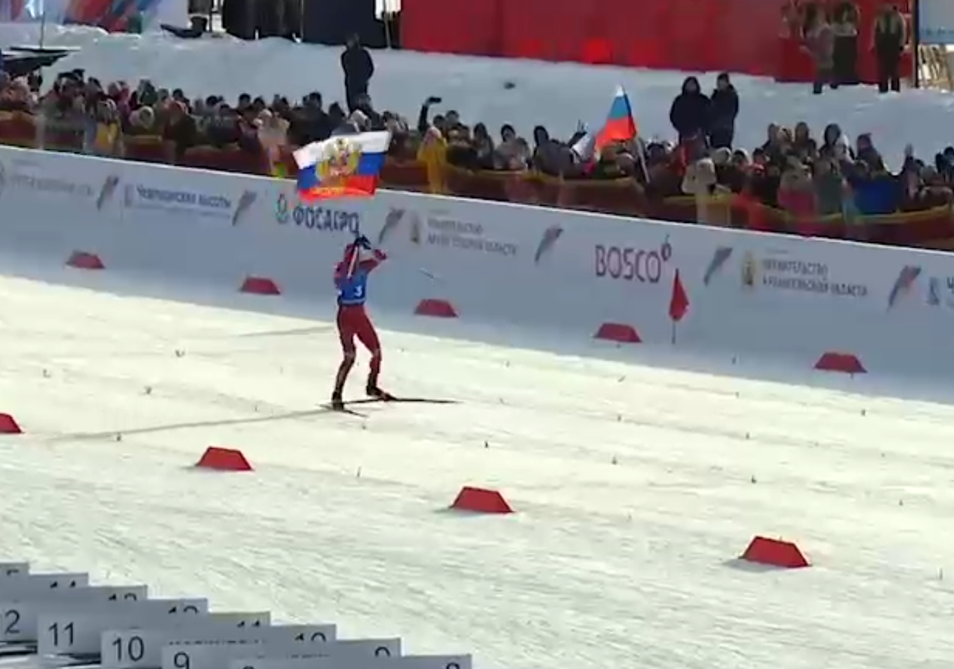Зірка російського спорту загубив прапор РФ і фінішував із палкою. Відео ганьби