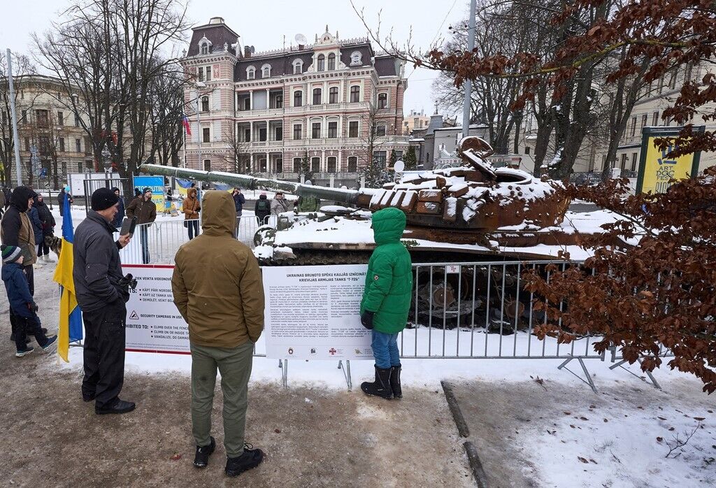 В Латвии открыли выставку подбитых в Украине российских танков в "знаковый" момент. Фото