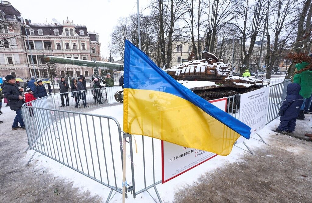 У Латвії відкрили виставку підбитих в Україні російських танків у "знаковий" момент. Фото