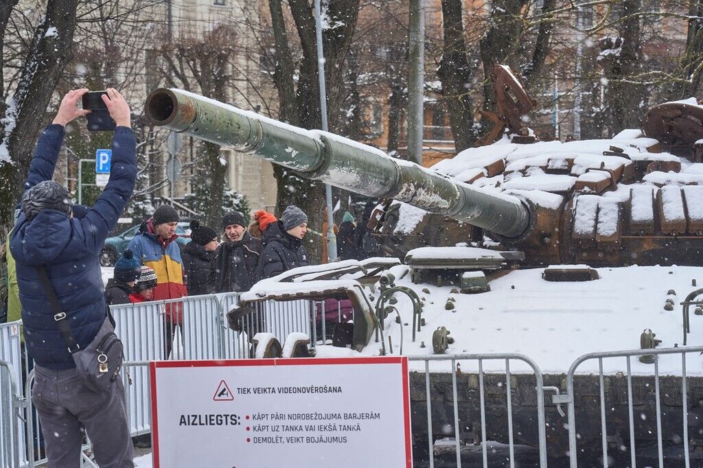 У Латвії відкрили виставку підбитих в Україні російських танків у "знаковий" момент. Фото