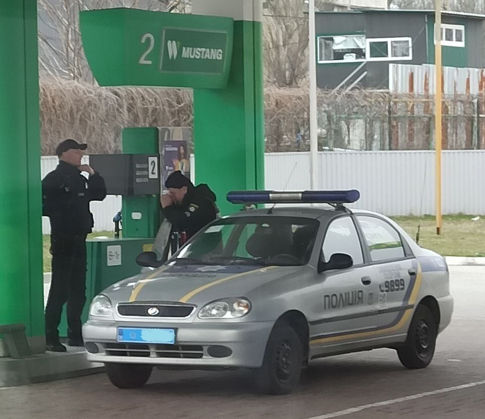Поліцейське авто заправляється за допомогою опції WOG PAY
