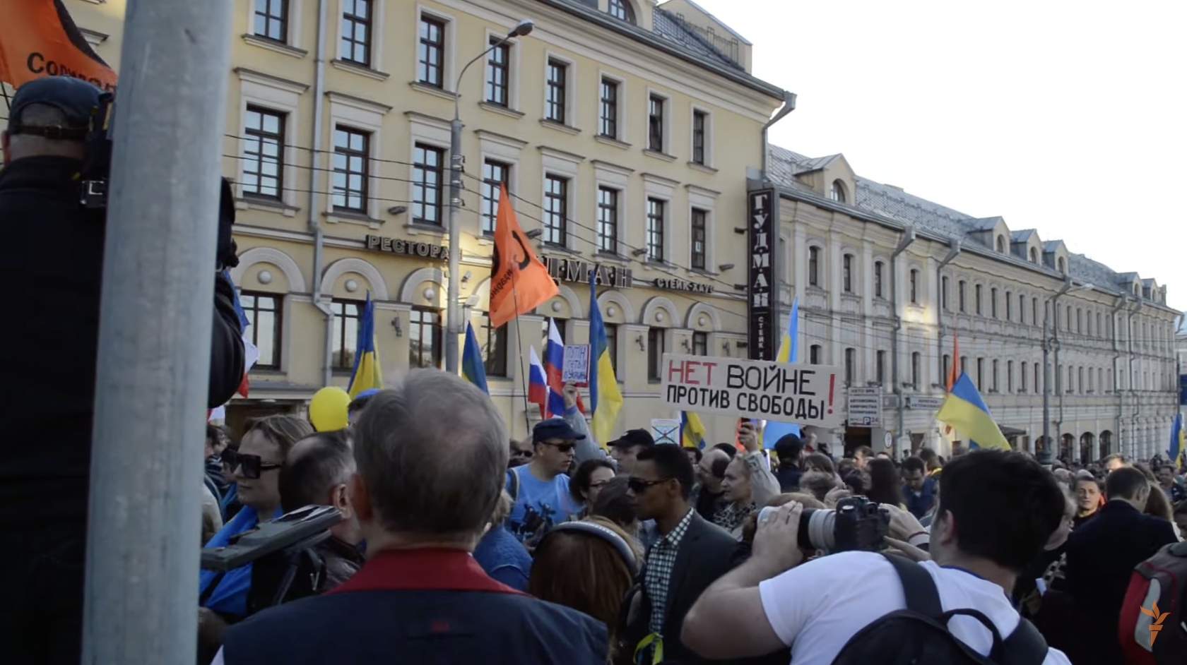 За 9 років з’явилася прірва: росіяни, які масово протестували проти війни в 2014 році, зараз закликають вбивати українців. Відео