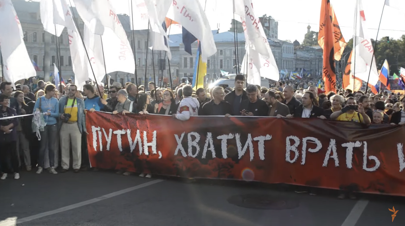 За 9 років з’явилася прірва: росіяни, які масово протестували проти війни в 2014 році, зараз закликають вбивати українців. Відео