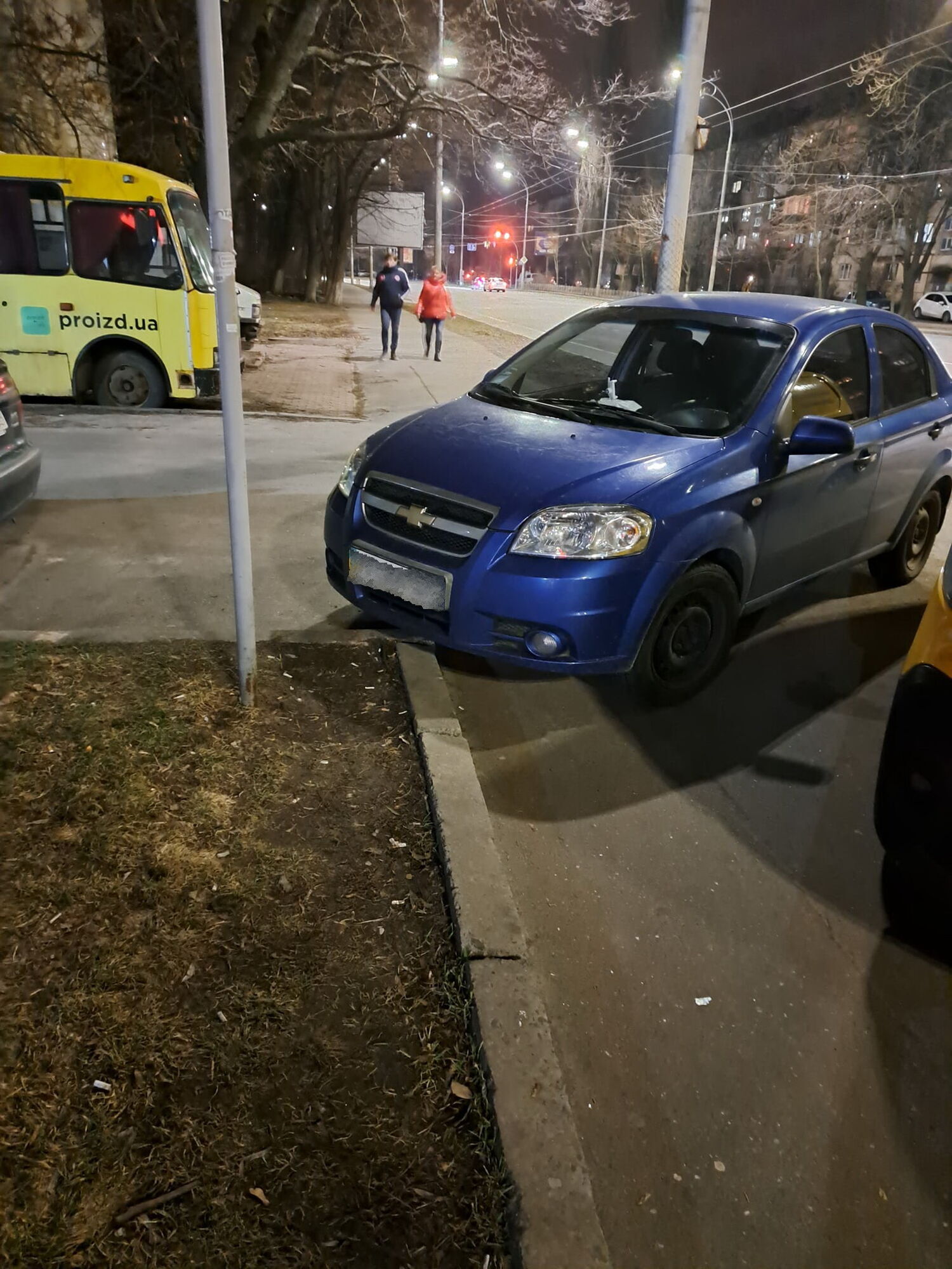 В Киеве водитель припарковался на пешеходной дороге, а мамам с колясками предлагал обходить по проезжей части. Фото