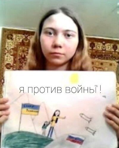 У Росії батька дівчинки, яка намалювала антивоєнний малюнок, засудили до двох років колонії
