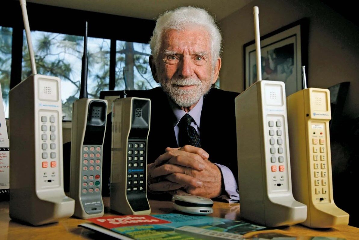 Мартин Купер с первыми мобильными телефонами Motorola