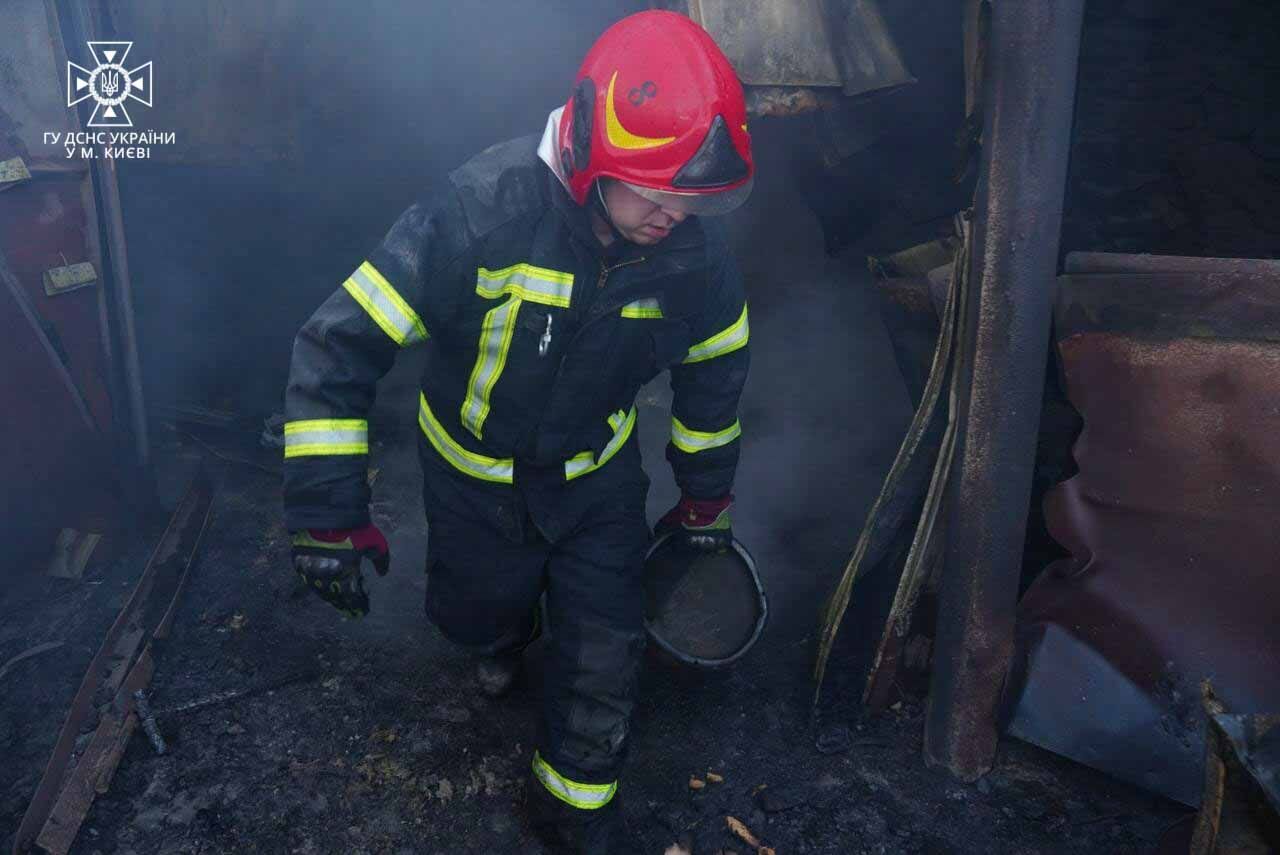 В одному з районів Києва сталась пожежа та пролунали вибухи: є потерпілий. Фото та відео