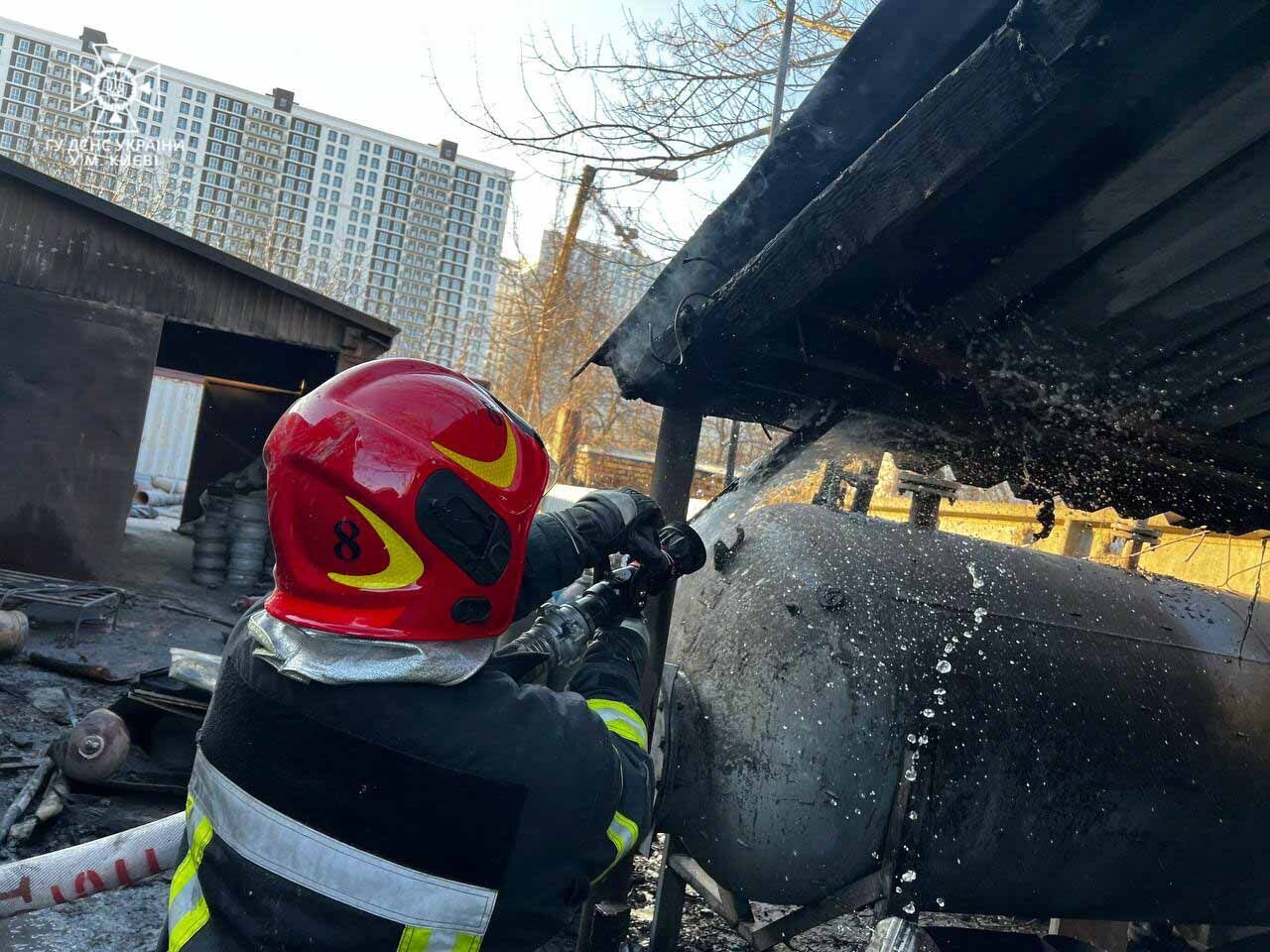 В одному з районів Києва сталась пожежа та пролунали вибухи: є потерпілий. Фото та відео