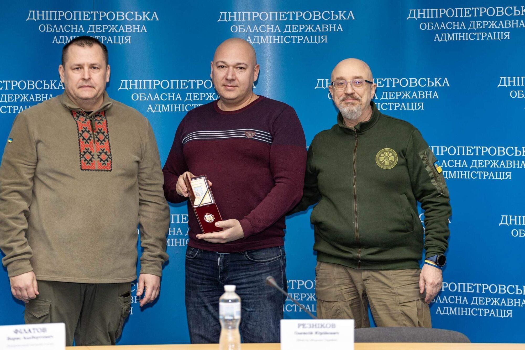 Министр обороны Украины Резников наградил днепровских врачей и коммунальщиков