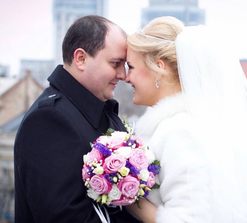 "Майже 11 років разом": дружина Ткача зачарувала фанатів кумедними фото з весілля у річницю шлюбу