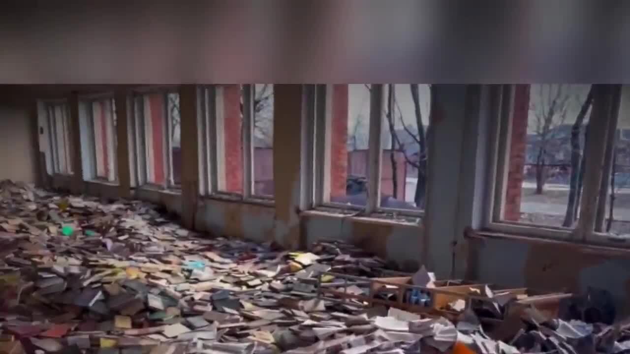 Вот она – настоящая российская культура: в Мариуполе оккупанты уничтожили библиотеку и оставили циничные надписи. Видео