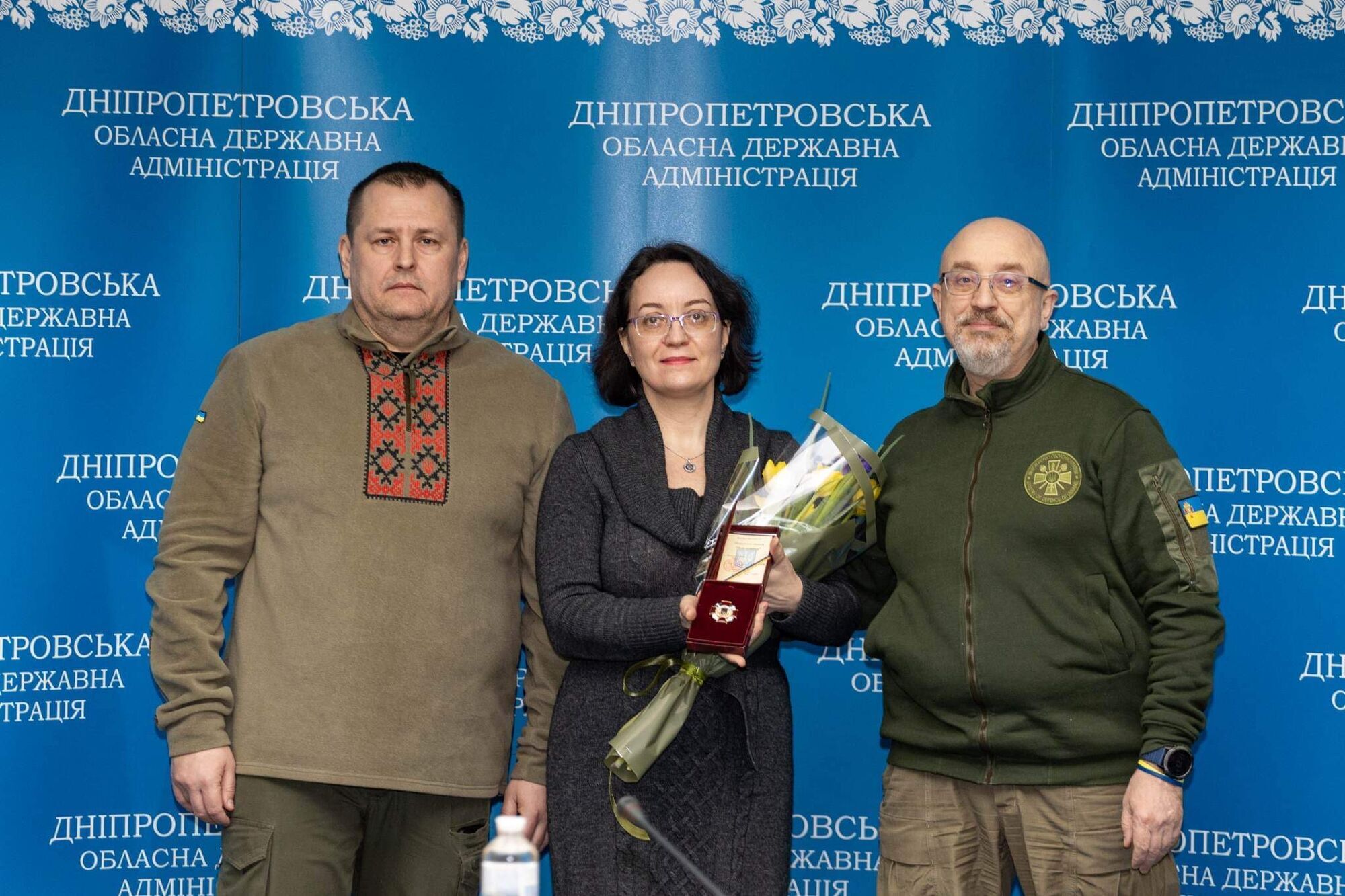 Министр обороны Украины Резников наградил днепровских врачей и коммунальщиков