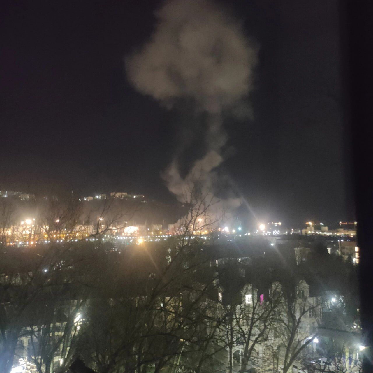Містян розбудили гучні звуки: в російському Туапсе стався вибух на території нафтобази. Фото і відео