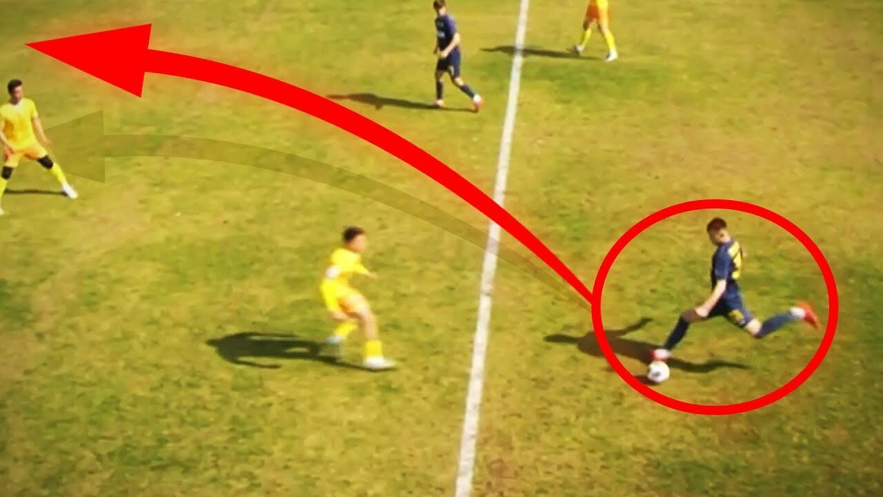 Украинский футболист забил сумасшедший гол с центра поля. Видео