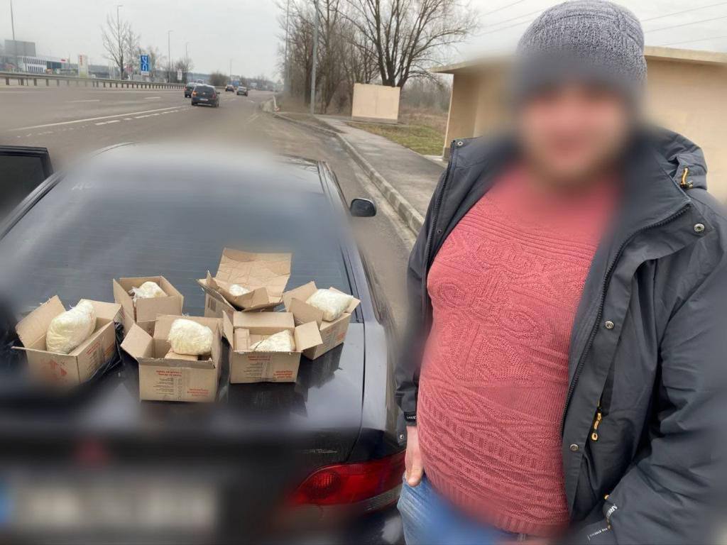На Київщині у пасажира легковика знайшли 3 кг психотропів на 1,5 млн грн. Фото та відео