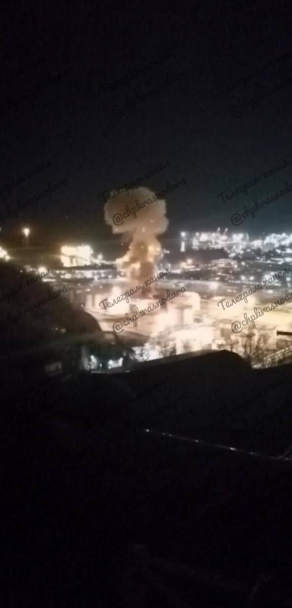 Могли атакувати дрони: момент вибуху на нафтобазі в російському Туапсе потрапив на відео 