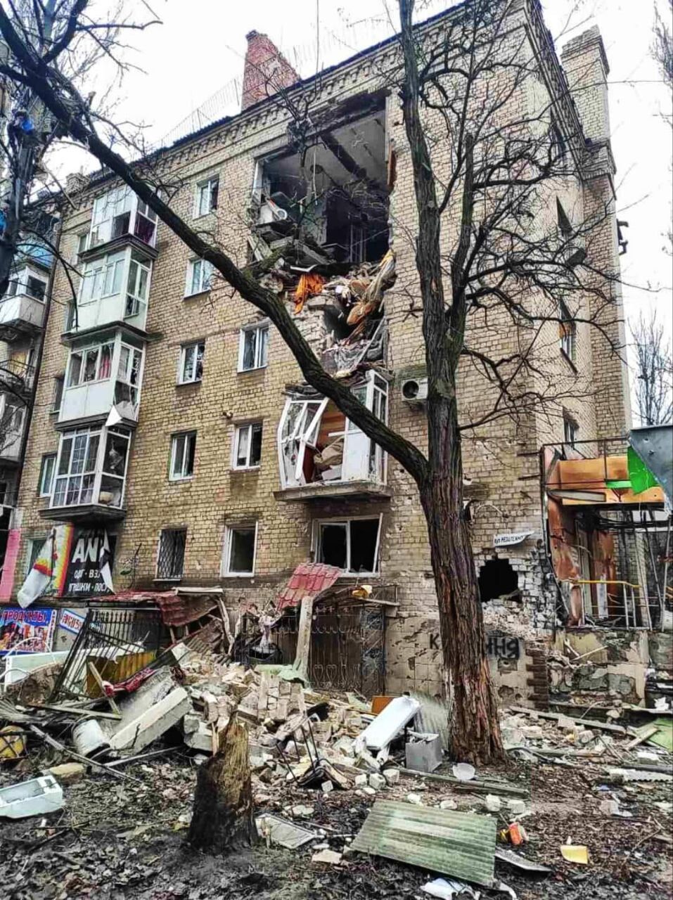 Оккупанты ночью ударили по Святогорску в Донецкой области и попали в часть ГСЧС: есть погибший и раненые. Фото