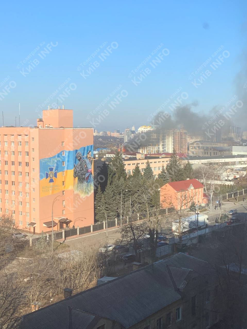 В одному з районів Києва сталась пожежа та пролунали вибухи: є потерпілий. Фото та відео