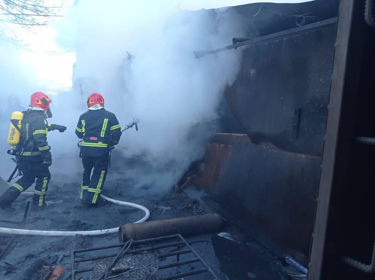 В одному з районів Києва сталась пожежа та пролунали вибухи: є потерпілий. Фото та відео