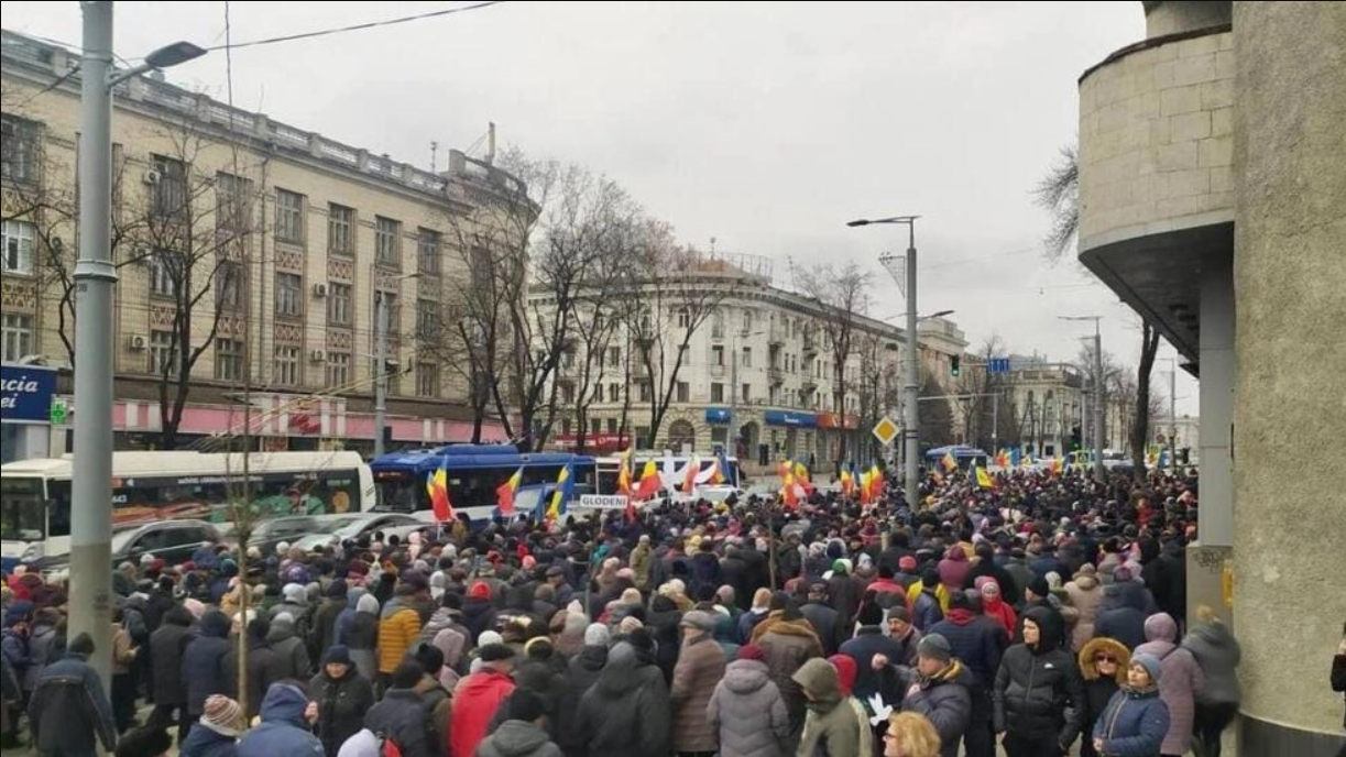 Блокировали дороги и кричали пророссийские лозунги: партия "Шор" устроила акции протеста в столице Молдовы. Фото и видео