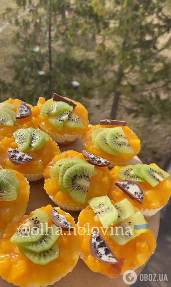 Ніжні мінічізкейки з фруктами: випікати не доведеться 