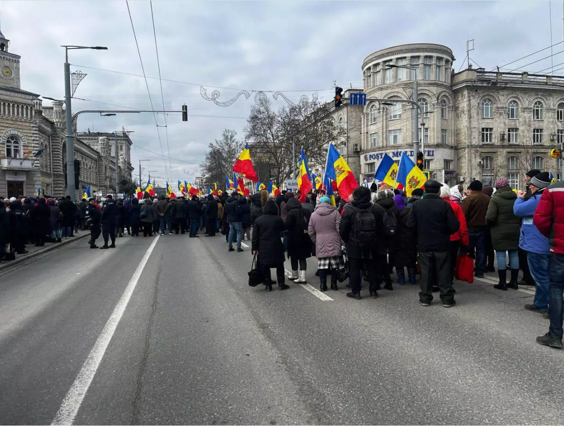 Блокировали дороги и кричали пророссийские лозунги: партия "Шор" устроила акции протеста в столице Молдовы. Фото и видео