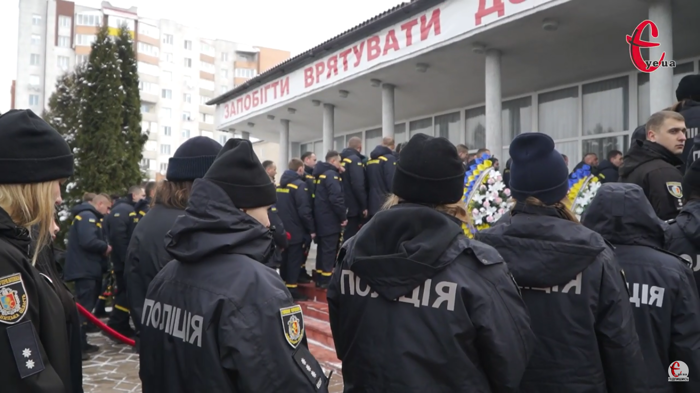 Сотні людей прийшли попрощатися із загиблими співробітниками ДСНС