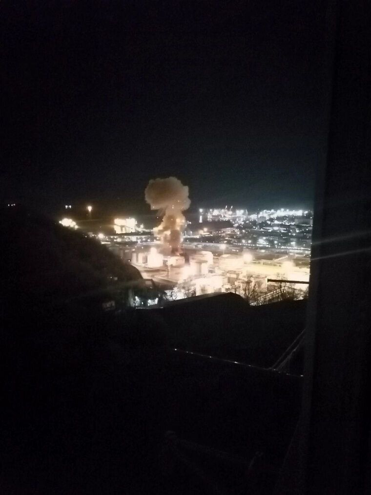 Містян розбудили гучні звуки: в російському Туапсе стався вибух на території нафтобази. Фото і відео