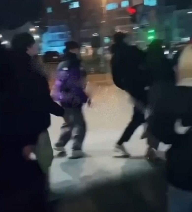 В Киеве группа молодых людей избила несовершеннолетнего: камеры наблюдения зафиксировали напавших. Фото и видео