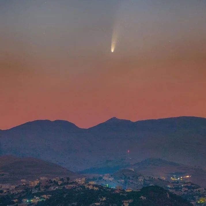 Впервые за 50 тысяч лет: появились фото и видео ''зеленой кометы'', пролетевшей мимо Земли на максимально близком расстоянии