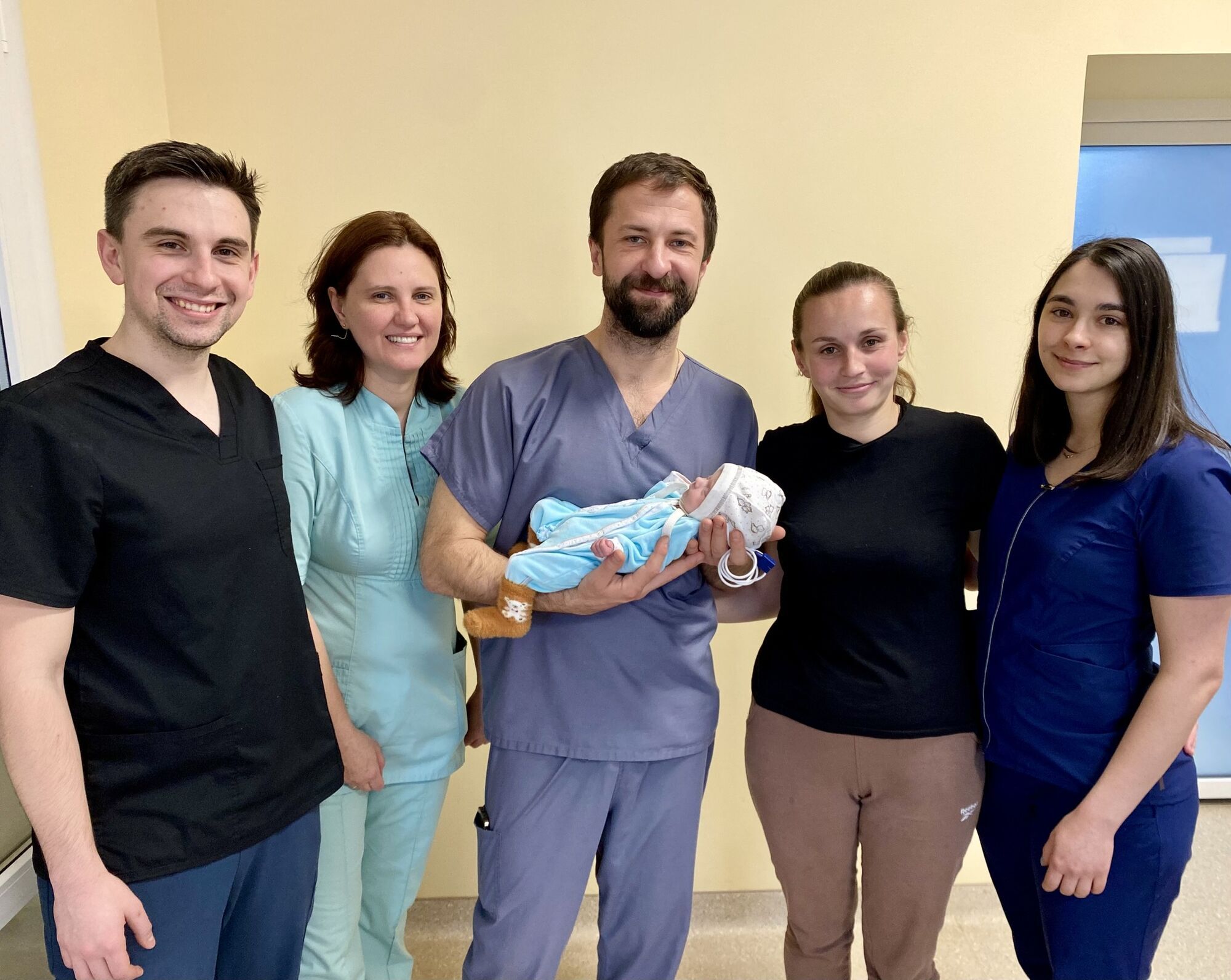 Операция длилась семь часов: во Львове медики спасли новорожденную девочку, которая уже не дышала самостоятельно. Фото