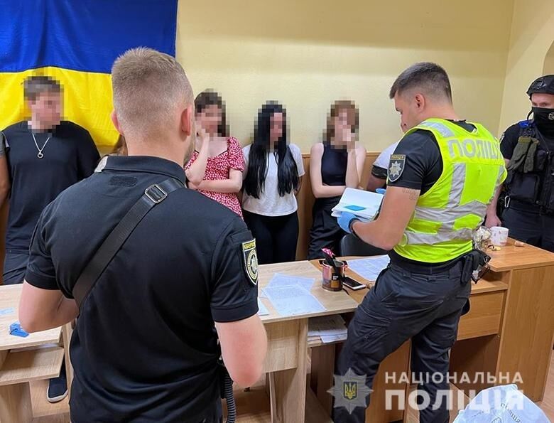 У Києві шахрай організував роботу кол-центрів, які "збирали" гроші на лікування дітей та потреби ЗСУ. Фото